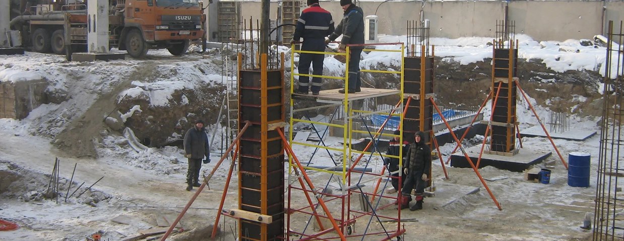 Заливка бетонной конструкции в опалубке
